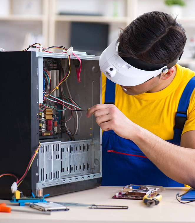 Инженер занимается ремонтом компьютера
