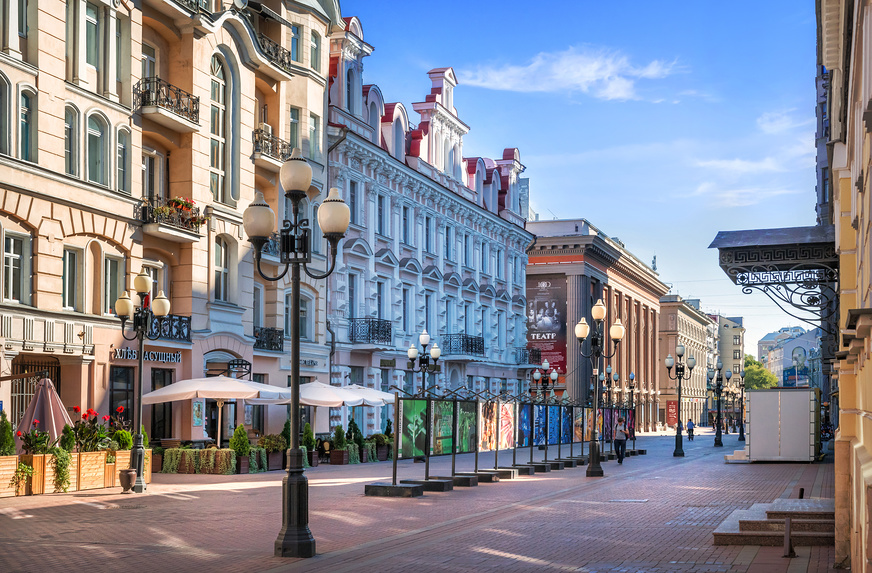 Дома и кафе на Арбате в Москве