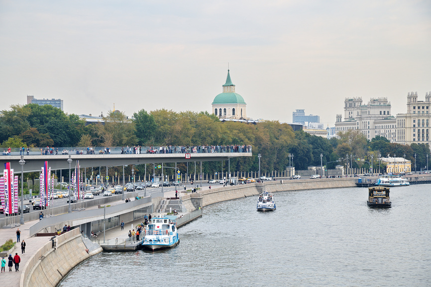 Осенний вид на Москворецкую набережную и "Парящий мост" в ландшафтном парке "Зарядье", Москва, Россия