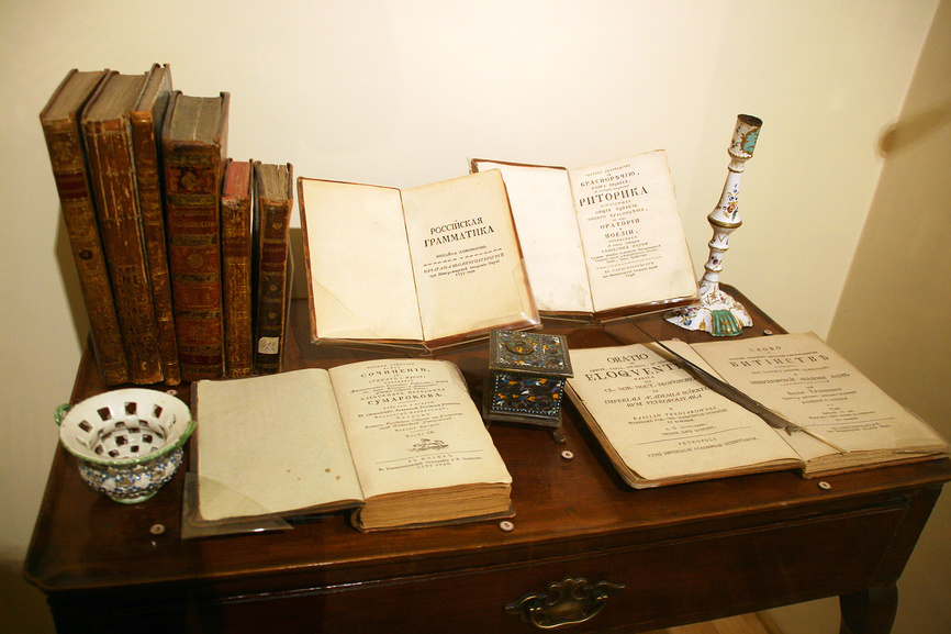 Литературное творчество Ломоносова М.В. Фрагмент композиции "М.В. Ломоносов и Академия наук XVIII века" в Кунсткамере