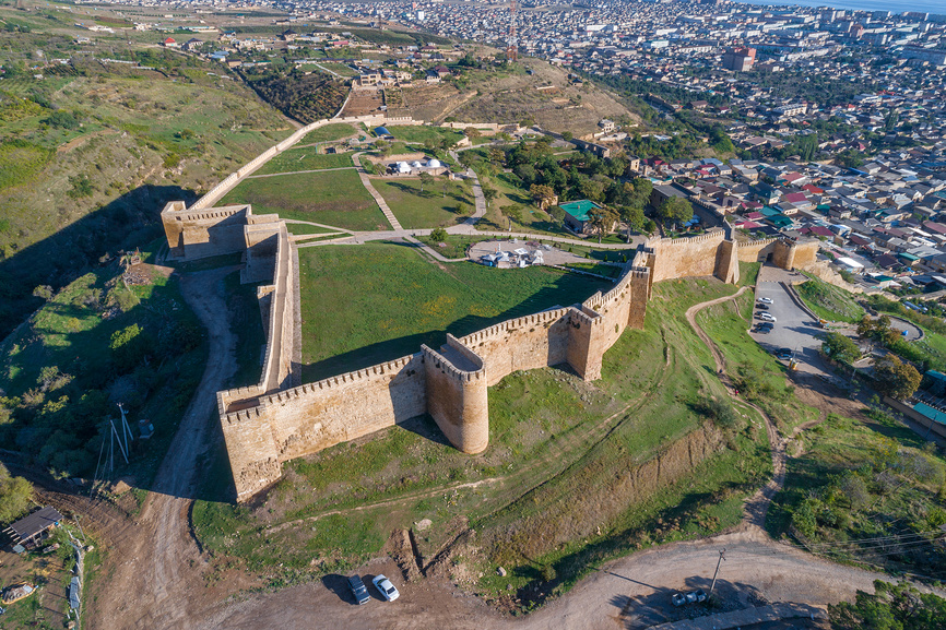 Вид с высоты на древнюю крепость Нарын-Кала солнечным сентябрьским днем. Дербент, Республика Дагестан. Россия
