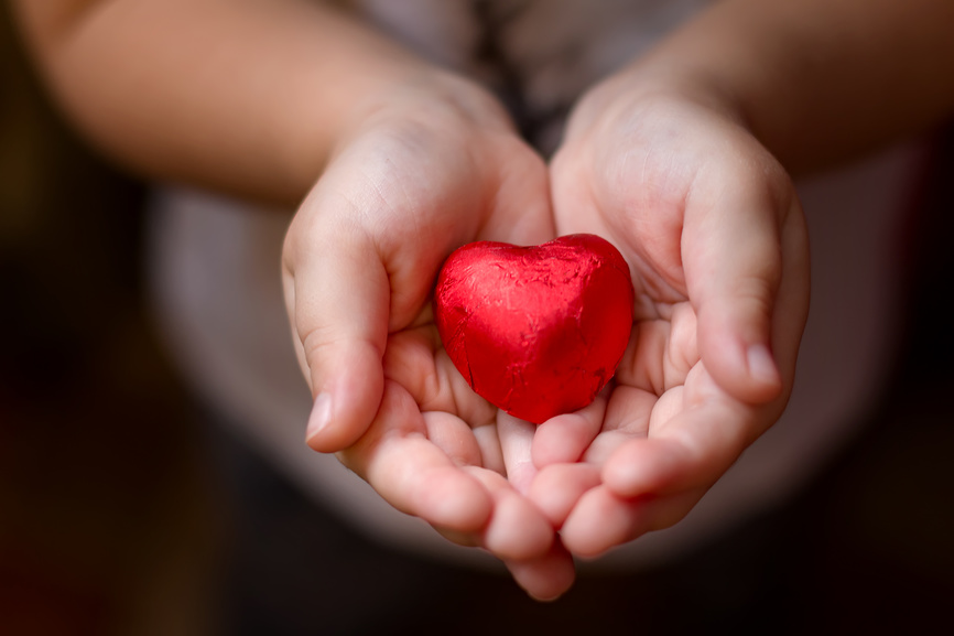 Конфета в форме сердца, в детских ладошках