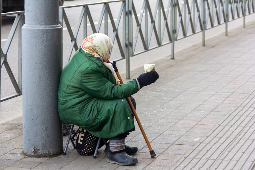 Пожелаю женщина просит у прохожих деньги 