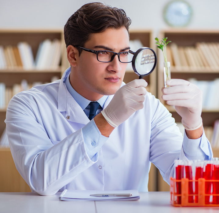 Ученый-биотехнолог, работающий в лаборатории