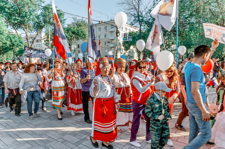 Шествие людей в традиционных, народных костюмах