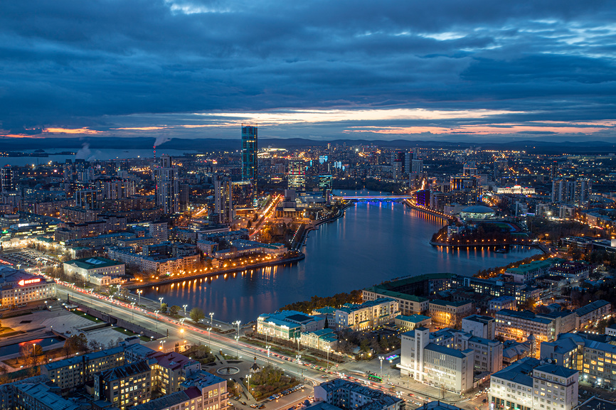 Вид на вечерний Екатеринбург со смотровой площадки