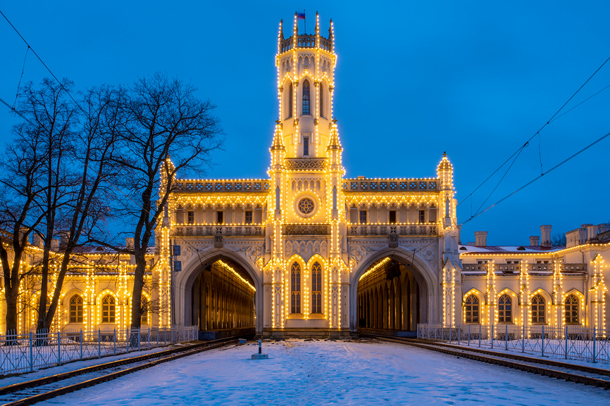 Россия. Петергоф. Готический вокзал. Станция Новый Петергоф с новогодней подсветкой