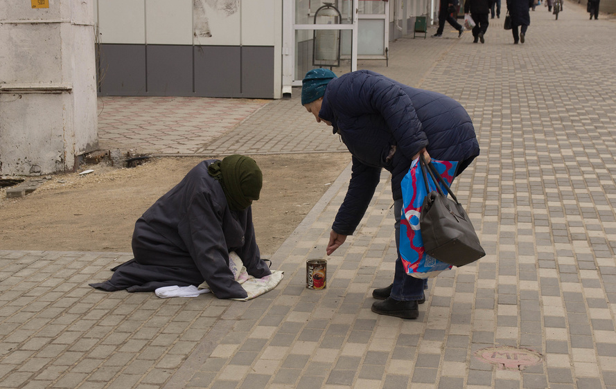 Акт милосердия. Прохожая женщина подает милостыню нищей. Липецк