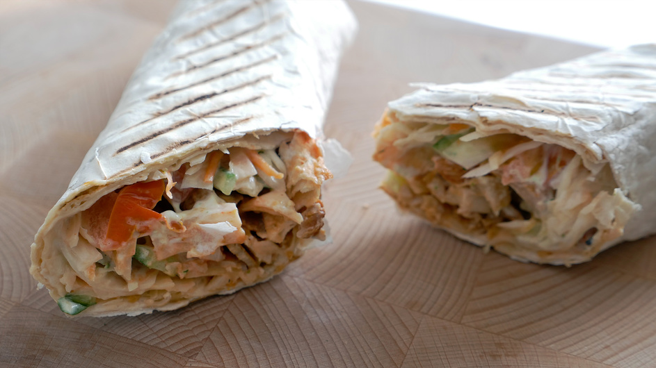 Разрезанная шаурма на деревянной доске