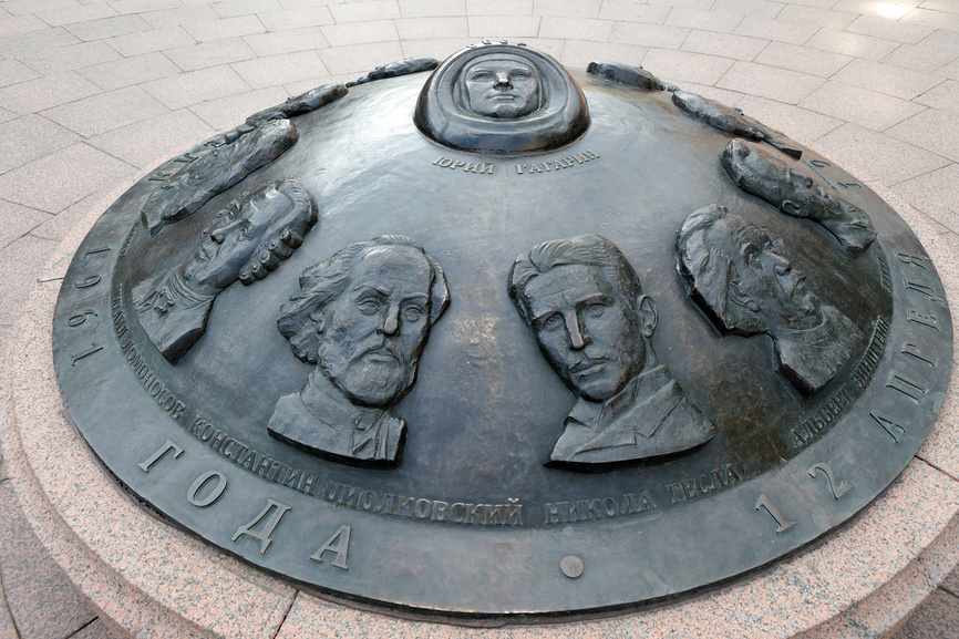 Горельефы известных людей на улице Гагарина в Брянске.