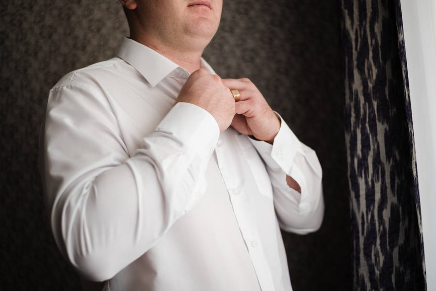 Мужчина в белой рубашке.