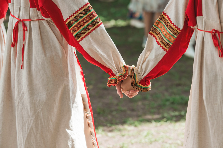 Дети в красивых русских традиционных нарядах держатся за руки