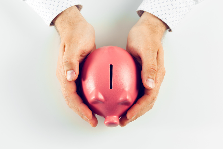 Мужчина держит копилку. вид сверху