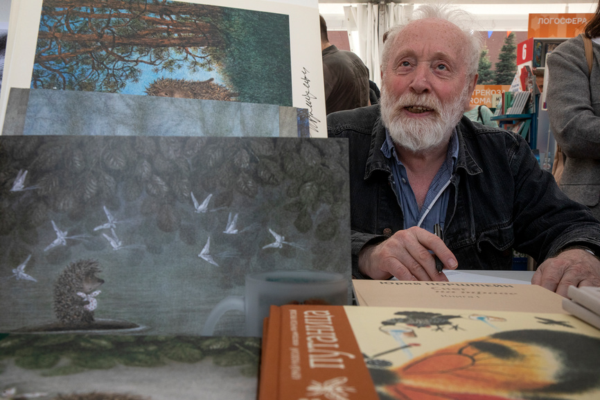 Художник-мультипликатор, режиссер Юрий Норштейн подписывает книги читателям на книжном фестивале «Красная площадь».