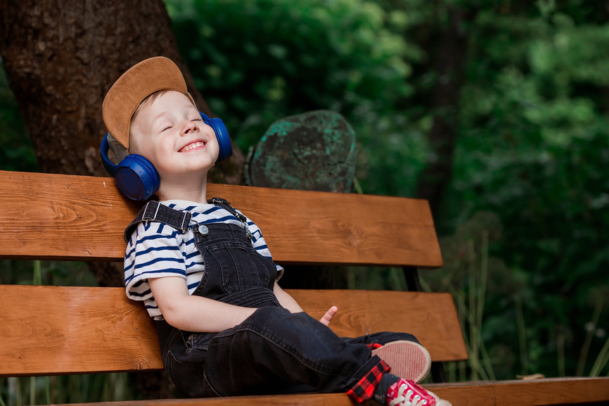 Ребёнок в наушниках 