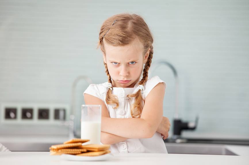 Ребенок с отвращением смотрит на еду