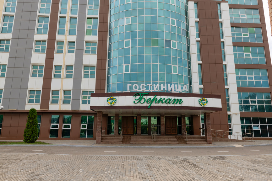 Вход в гостинницу Беркат. Улица Г. Н. Трошева, 29А. Чечня, Грозный