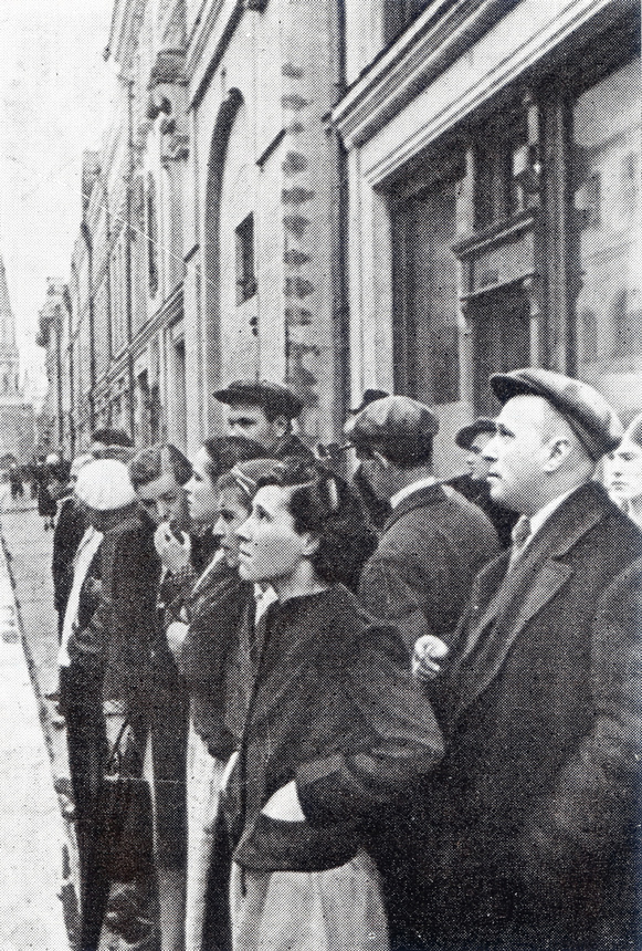 Москвичи слушают сообщение о вероломном нападении фашистской Германии на СССР. Москва, 22 июня 1941 года