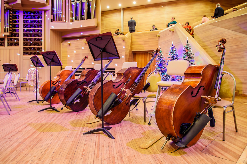 Музыкальные инструменты-виолончели, смычки, пюпитры. Московский международный дом музыки-ММДМ, Москва