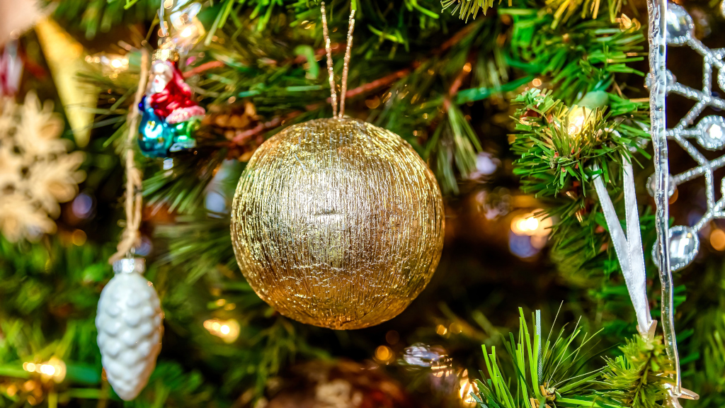 Шарики на елке