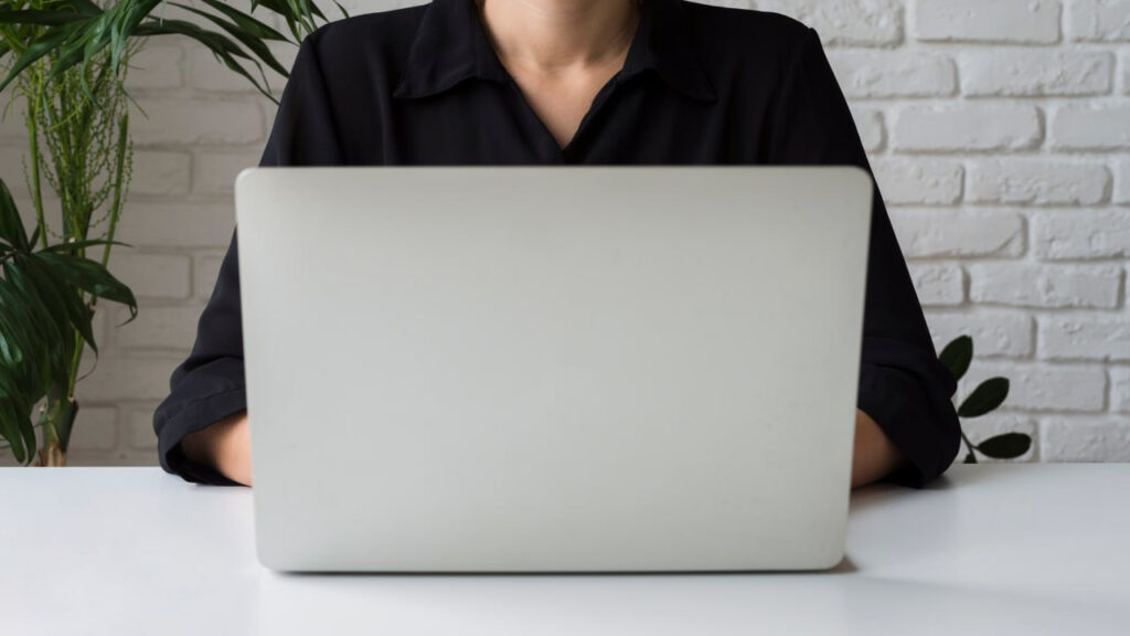 Девушка работает за ноутбуком