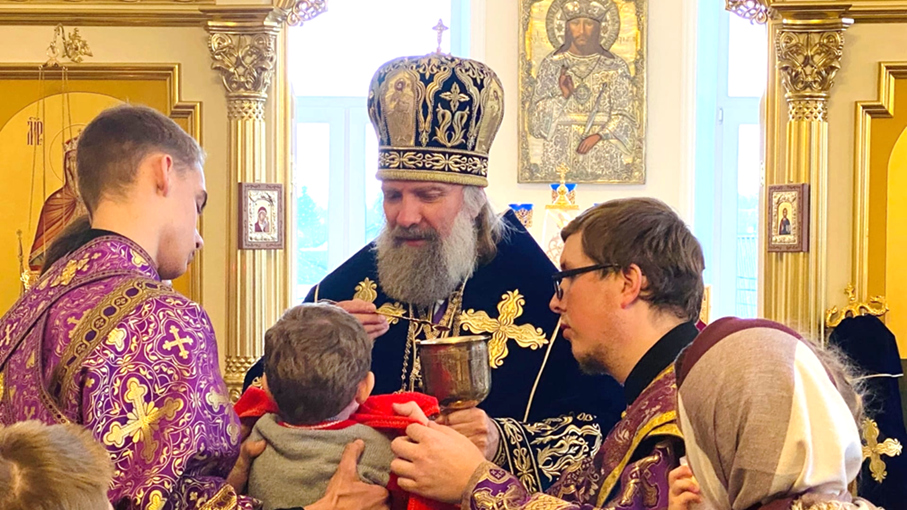 Священнослужитель в храме