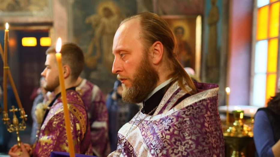 Священнослужитель в храме