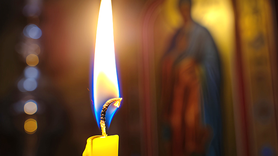 Свеча в церкви