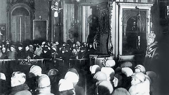 За богослужением в Николо-Богоявленском кафедраль¬ном соборе в дни блокады