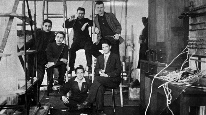 Игорь Курчатов среди сотрудников Ленинградского Физико-технический института