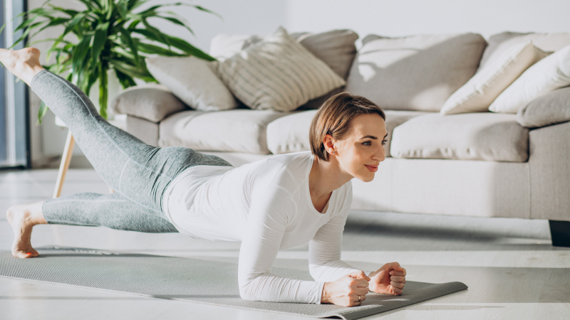 Девушка практикуется в йоге