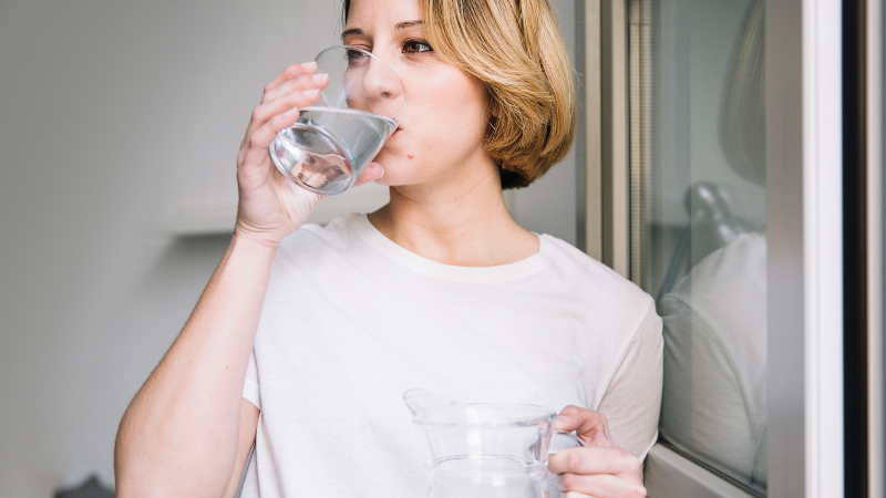 Девушка пьет воду