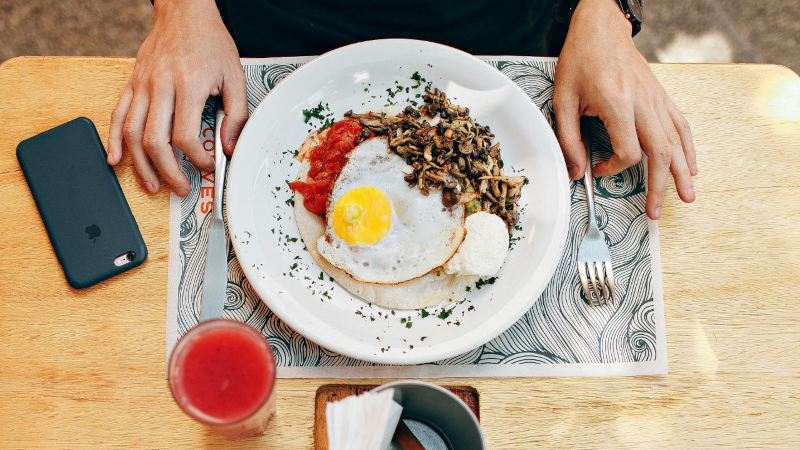 Еда на тарелке за столом