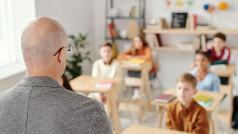 Учитель ведет урок