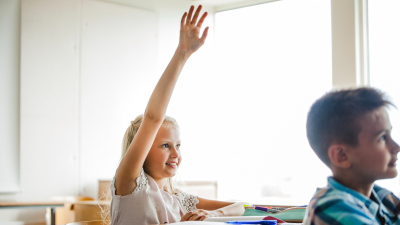 Девочка тянет руку