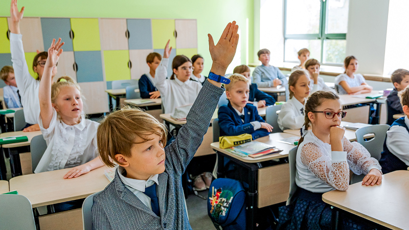 Класс тянет руку вверх