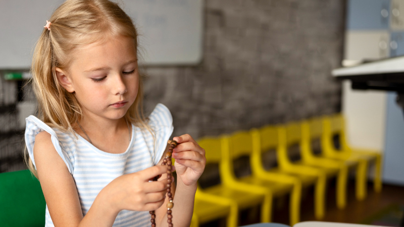Девочка с четками в руках