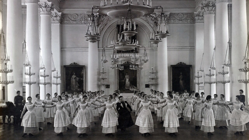 Воспитанницы Смольного института