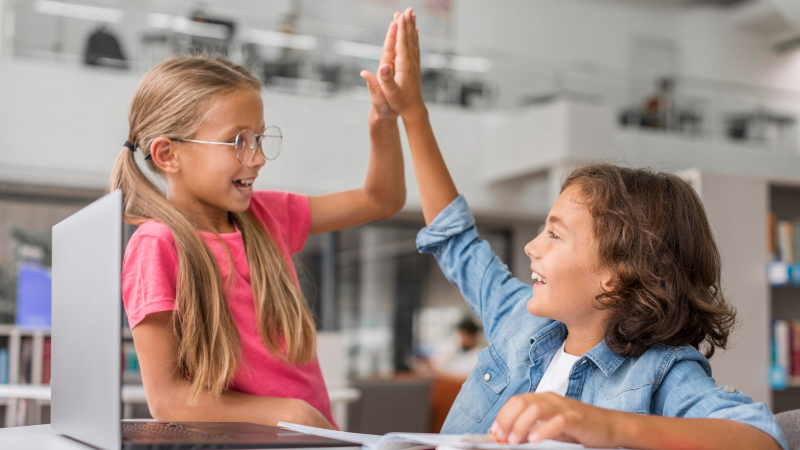 Дети дают друг другу "пять"