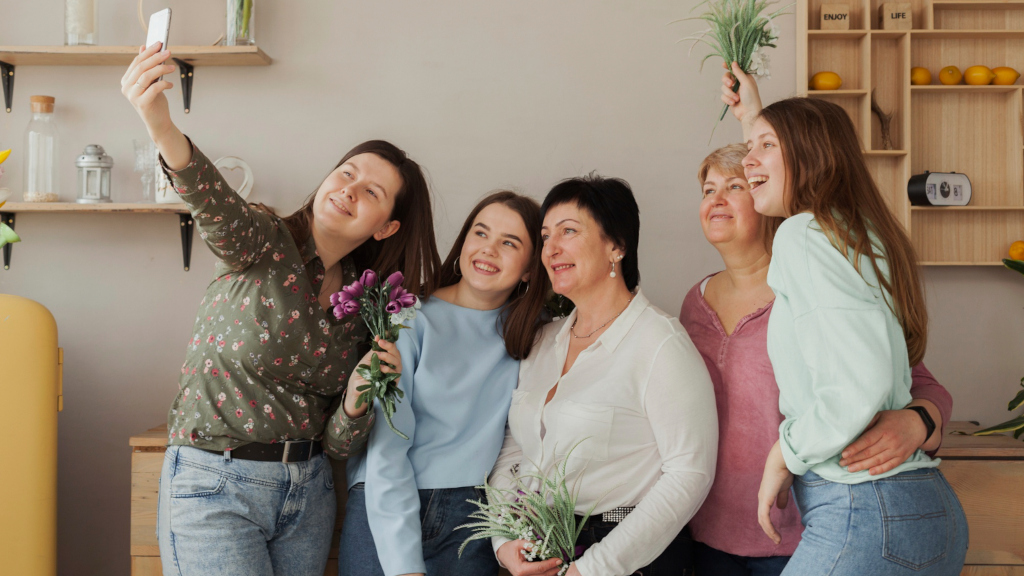 Женщины делают селфи