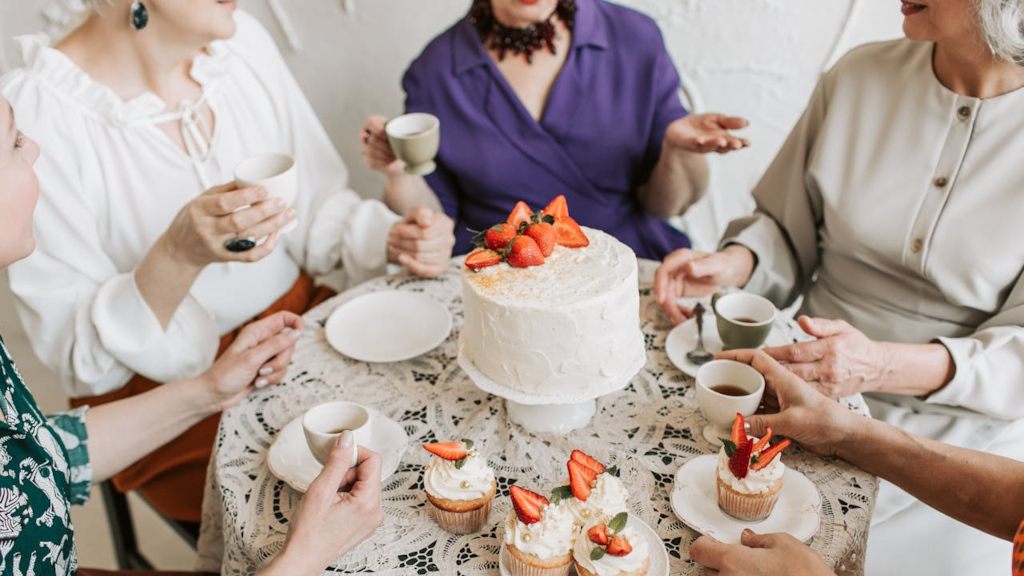 Женщины за праздничным столом