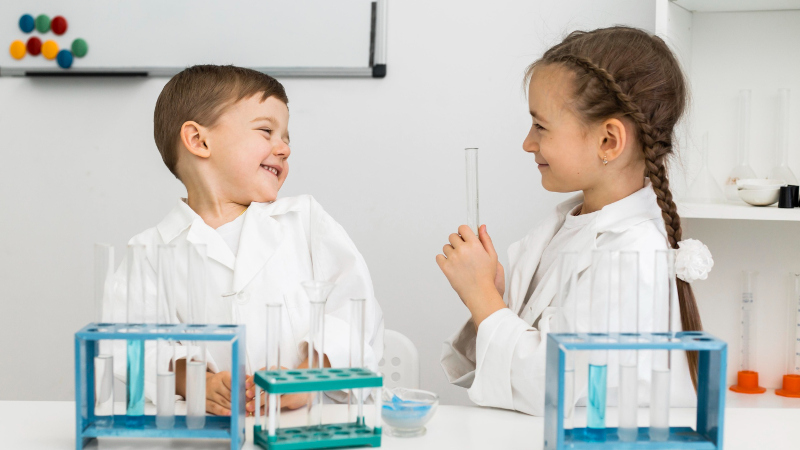 Дети в лаборатории