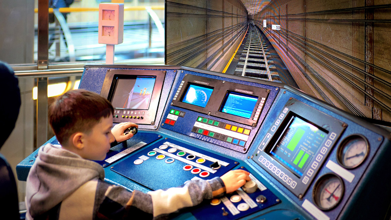 Мальчик на симуляторе управления