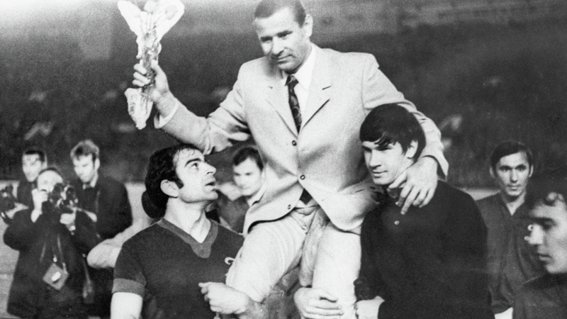 Лев Яшин (в центре) после прощального матча