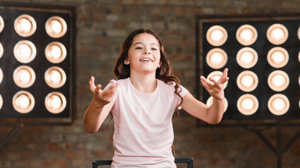 Девочка выступает