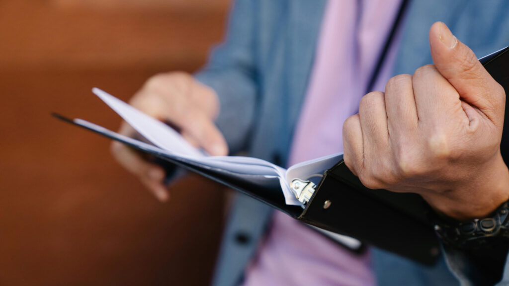 Папка с документами в руках