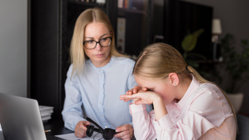 Психолог с девочкой