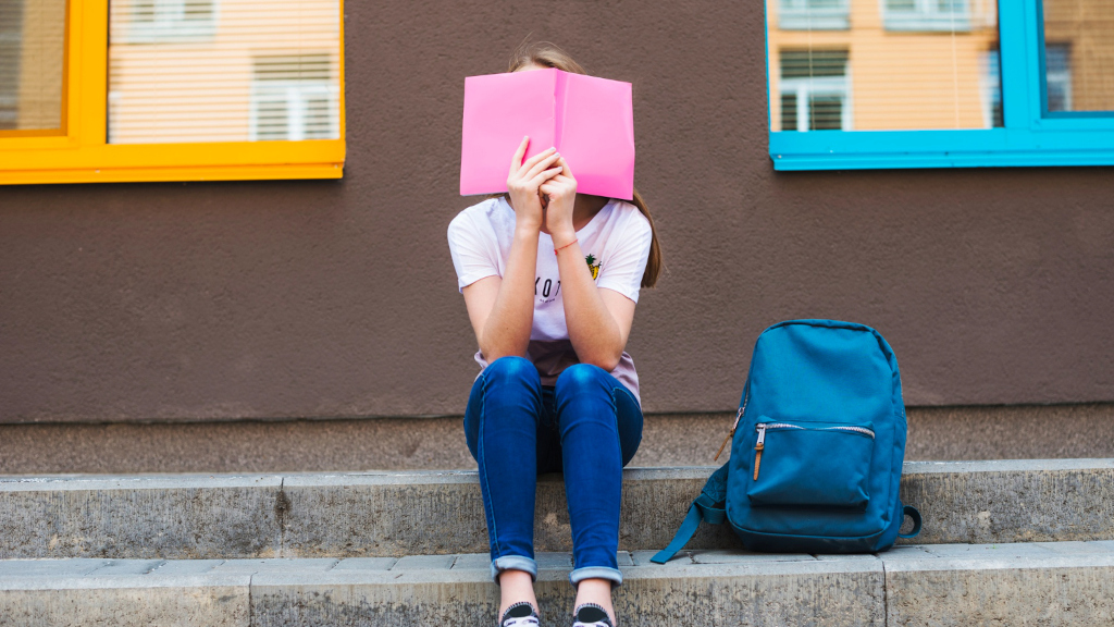 Девочка на ступеньках с книжкой