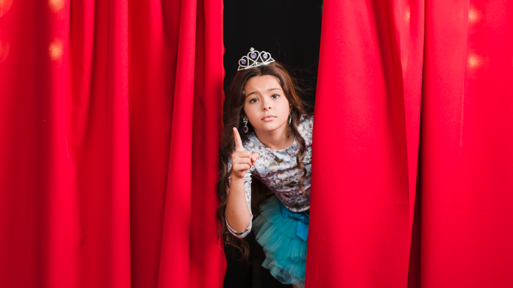 Жизнь за кулисами: кто работает в театре, кроме режиссера и актеров?