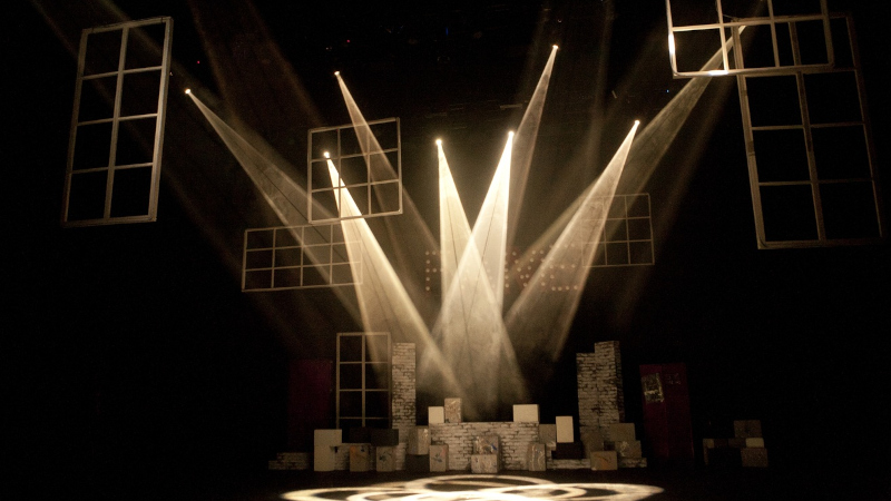 Прожекторы направленные на сцену